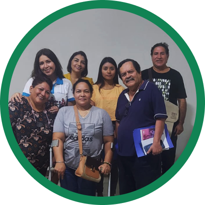 Participantes de charlas del proyecto +inclusión sonriendo a la cámara